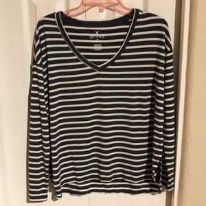 AE long sleeve v-neck tee